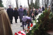 Wicewojewoda składa kwiaty na Cmentarzu Powązkowskim