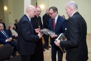 Wojewoda otrzymuje z rąk prezesa IPN album o arcybiskupie Antonim Baraniaku.