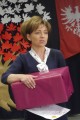 Wicewojewoda trzyma pudełko z upominkami dla laureatów.