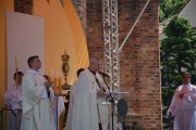 Abp Gądecki wygłasza kazanie przed ołtarzem na Ostrowie Tumskim