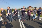 Moment przecięcia wstęgi na nowo otwartej drodze w kierunku Budzisławia  