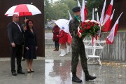 Minister Dziedziczak wraz z wicewojewodą składają kwiaty