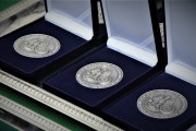 Taca z odznaczeniami i medalami