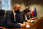Wojewoda podpisuje umowę z przedstawicielem samorządu