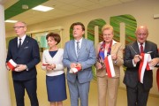 Moment przecięcia wstęgi przez uczestników uroczystości otwarcia. 