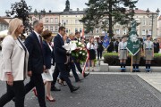 Złożenie kwiatów na kępińskim rynku pod pomnikiem "Bohaterom walk o wolność i niepodległość"