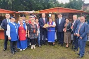 Wspólne zdjęcie wojewody oraz innych osób przy stoisku 