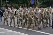 Defilada pododdziałów V Korpusu USA.