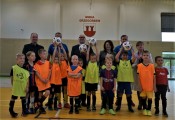 Minister Hoffman wraz z I Wicewojewodą Wielkopolski w hali sportowej wraz z drużyną młodzików.
