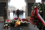 Wojewoda składa kwiaty przed Grobem Nieznanego Żołnierza w Warszawie.