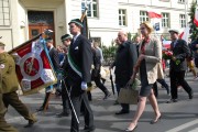 Wojewoda w przemarszu uczestników. 