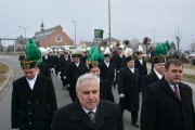 Przemarsz górników w strojach galowych. 