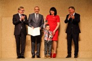 Prezes Jan Synaka odbiera nagrodę z okazji jubileuszu. 
