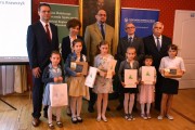 Wspólne zdjęcie organizatorów konkursu z wyróżnionymi dziećmi.