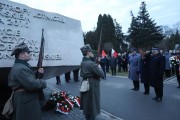 Wicewojewoda pochyla głowę przed pomnikiem Ofiar Katastrofy Smoleńskiej
