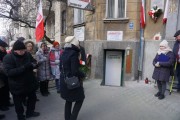 Grupa osób zgromadzonych pod tablicą poświęconą płk Stanisławowi Kasznicy