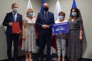 Wspólne zdjęcie wojewody i przedstawiciela samorządu z czekiem