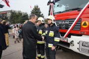 wojewoda wielkopolski z strażakami OSP Chlewiska
