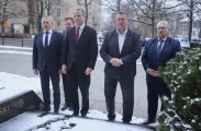 Wspólne złożenie kwiatów pod pomnikiem Stanisława Mikołajczyka