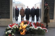 Marszałek z delegacją składają kwiaty przed Grobem Nieznanego Żołnierza w Warszawie.