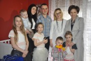 Wicewojewoda pozuje do zdjęcia z rodziną wielodzietną oraz dyrektorem marketingu Chaty Polskiej.
