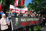 Uczestnicy marszu z banerem Rotmistrza Pileckiego.