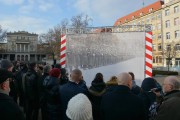 Tłumy na placu Wolności oglądają wystawę.