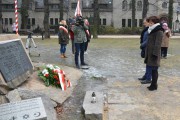 Wicewojewoda oddaje hołd przed Pomnikiem Ofiar Katynia i Sybiru.