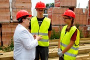 Minister Anna Zalewska rozmawia z dwójką uczniów na placu budowy
