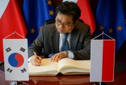 Ambasador Korei Południowej dokonuje wpisu do księgi pamiątkowe