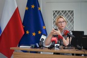 Dyrektor Agnieszka Pachciarz mówi do dziennikarzy