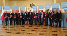 Premier Beata Szydło pozuje do zdjęcia z nowymi wojewodami i ministrami.