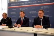 Minister Błaszczak i członkowie zespołu siedzą za stołem