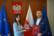 Przekazanie medlau im. Witolda Celichowskiego  Piotrowi Kubackiemu