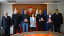 wspólne zdjęcie wojewody, odznaczonych i strażaków