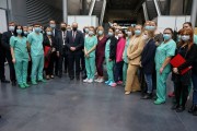 zbiorowe zdjęcie ministra zdrowia, wojewody oraz pracowników Szpitala Tymczasowego 