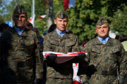 Żołnierze z flagą