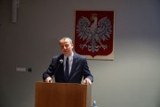 wojewoda przemawia na mównicy 