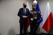wojewoda pozuje do zdjęcia z odznaczonym górnikiem 