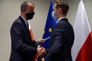 wojewoda gratuluje odznaczonemu 