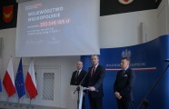Przemówienie wojewody wielkopolskieg z planszą w tle.