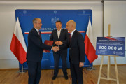 uścisk dłoni wojewody z dyrektorem szpitala
