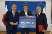 pamiątkowe zdjęcie z symbolicznym czekime