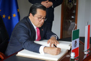 Podpisywanie księgi przez ambasadora