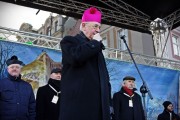 Arcybiskup Stanisław Gądecki przemawia na scenie