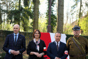 wspólne pamiątkowe zdjęcie wicewojewody z organizatorami