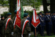 Sztandar wojskowych podczas uroczystości upamiętniające śmierć ofiar katyńskich