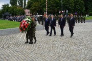 Wojewoda wraz z delegacją składają kwiaty