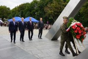 Delegacja z wojewodą niesie wieniec