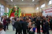 Sala gimnatsyczna z gośćmi imprezy.
